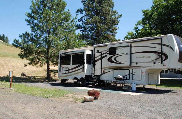 2019 40' 5th wheel on quiet property in the country with spectacular river views