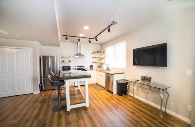 202 - The Lofts, by Flagtown, 1 bed,1bath