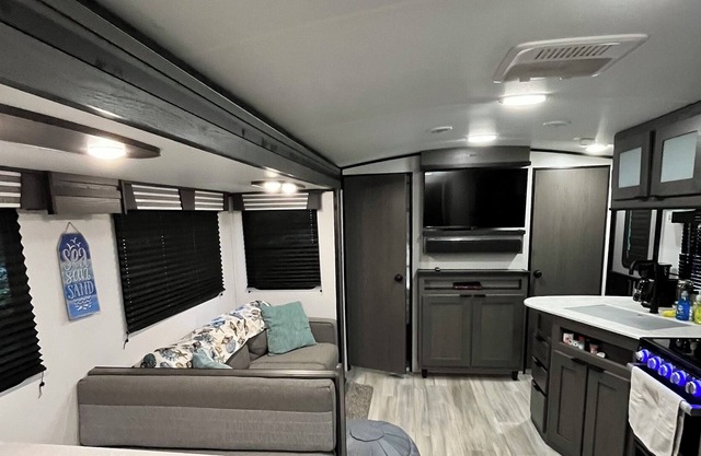 2021 Clean Modern Camper Fun & Relaxing Farm Adventure