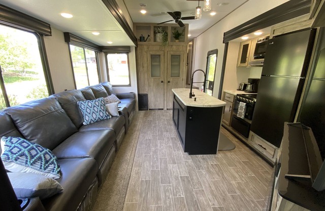2022 5th Wheel RV, 2BD, Sleeps 6, Kootenai River Views/Access, Picnic Table