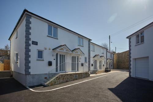2022 Modern Home In Central Hayle With Ev Charger