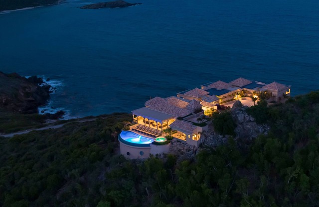 NEUE Luxusvilla für Paare und Familien am Meer mit 5 identischen Kingsize-Suiten und vollständiger Klimaanlage