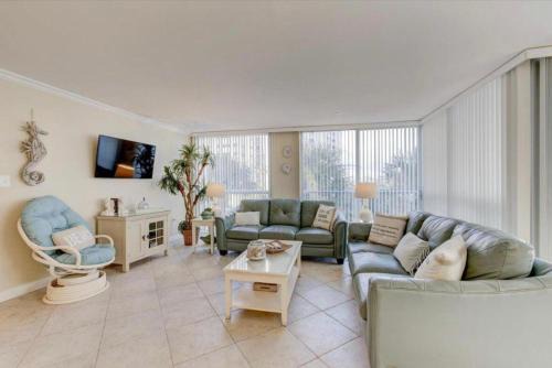 2031-Shoreline Towers Beach Vacation Condo Free Beach Setup