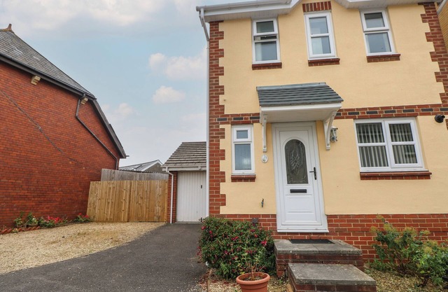 21 HEOL GYLFINIR, family friendly, country holiday cottage in Barry