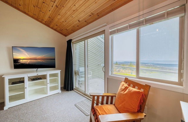 #210 Pet-Friendly Upper Beach View Suite at Shorewater Resort, Qualicum Beach