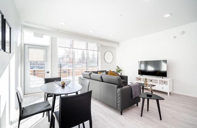 (210) Stunning 2BR/2BA in River East (1755)