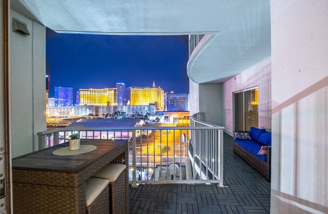 2100 SqFt Penthouse Suite W: Strip Views! POOL GYM