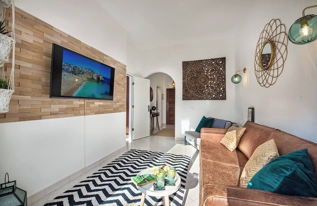 212 Aroura sol BEAUTIFULLY RENOVATED APARTMENT