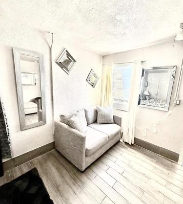 # 22 Cozy Mini House by the Lake