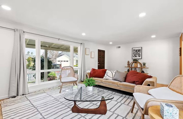 222 - New, Stylish Quiet 2B1B w/ Yard near Stanford
