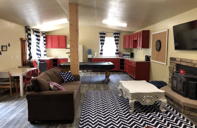 Riverfront "Glamping" Bunkhouse am Boise River in Eagle, Idaho!