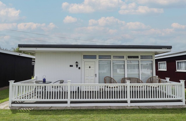 23 CHERRY PARK, pet friendly, with a garden in Chapel St Leonards