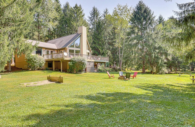 23 Mi to Mohican SP: Group-Ready Lodge w/Hot Tub