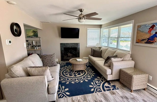 231 33rd St Unit A 2BR Beach Home Hideaway Parking