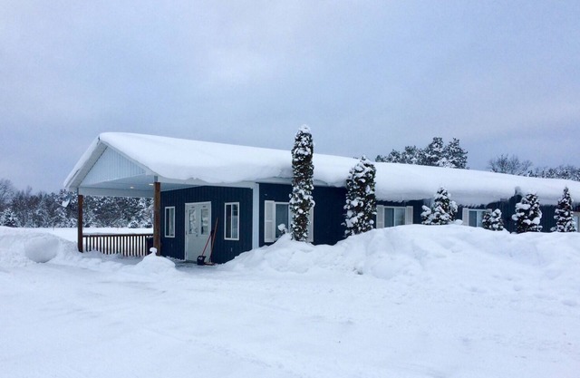 231 Lodge a mile to Crystal Mtn and closer to trails and 231 Pub
