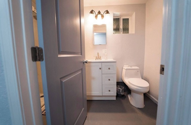 2336C - Ground 2B1B Unit with Laundry TV near UCB