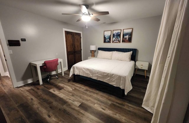 24 B King Room close to DT GVL -w/shared Bathroom