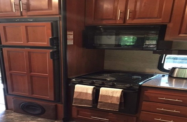 Voll ausgestatteter 5TH Wheel Trailer in unserem treed RV Park - 9 Meilen von GNP