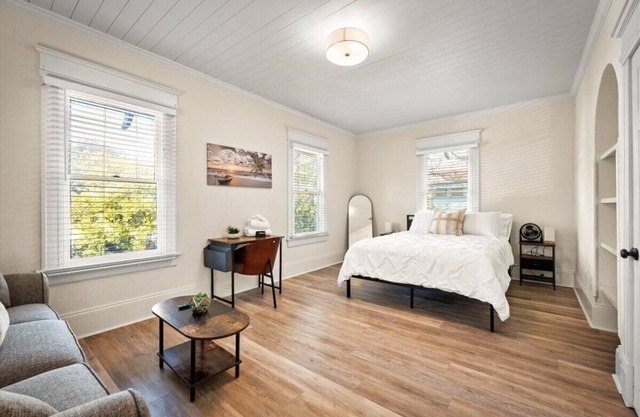 240- Sleeps 10, Centrally Located, Fenced Yard, Pet & Family Friendly