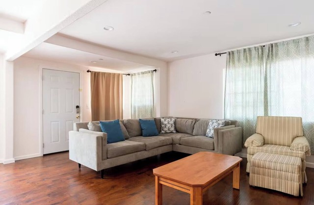 2400 - 3B2B Gated House near Zoo Coliseum FWY BART