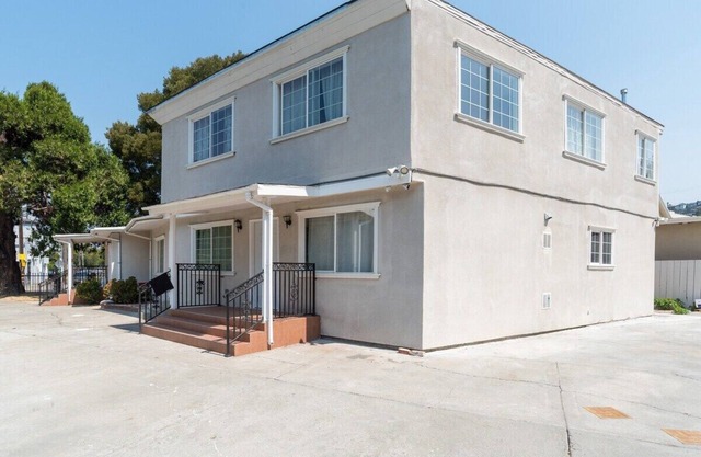 2402 - Stylish Urban 4B3B Close to Zoo, Coliseum, FWY & BART
