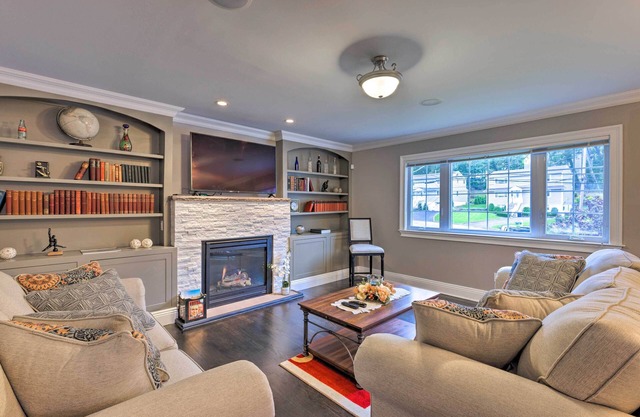 25 Mi to NYC: Walkable Long Island Apt w/ Balcony