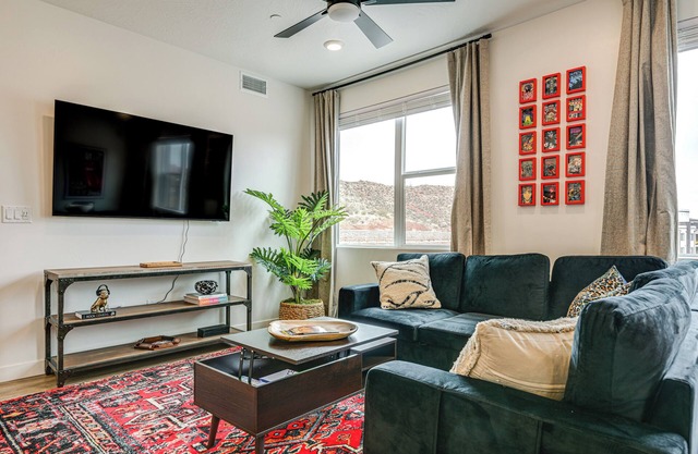 25 Mi to Zion: Rock 'n' Roll Condo w/ Mtn View!