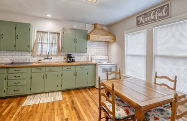 25 min to concan! Newly remodeled farmhouse in downtown Uvalde.