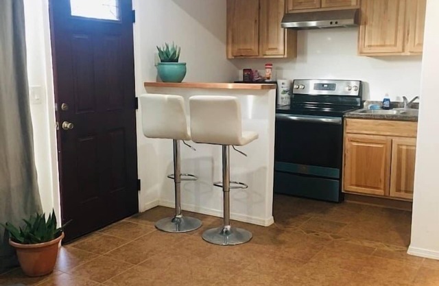 25 minutes to Santa Fe Plaza, 5 Minutes to the river. Patio, private parking.