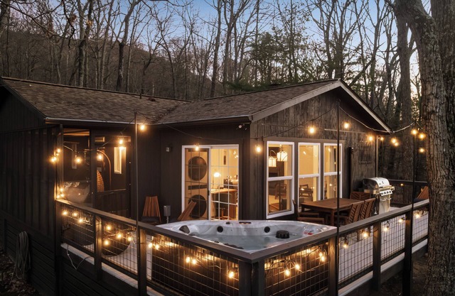 25% Off ~ Hygge mountain retreat w/ stunning views