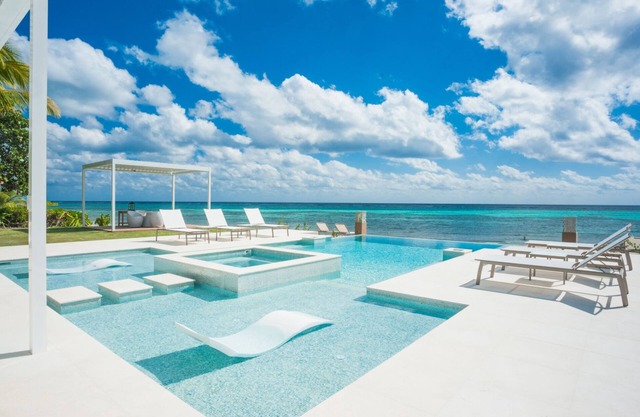 25% Off! Oceanfront Resort Villa w/ Stunning Views, Pool, Spa & Onsite Staff