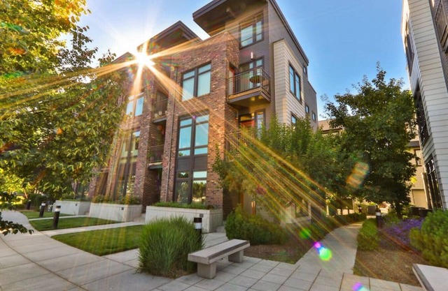 255 Sumach · Beautiful Townhouse, Walk to Town, Rooftop Lounge
