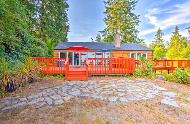 26 Mi to Mount Rainier, Game Room: Puyallup Oasis