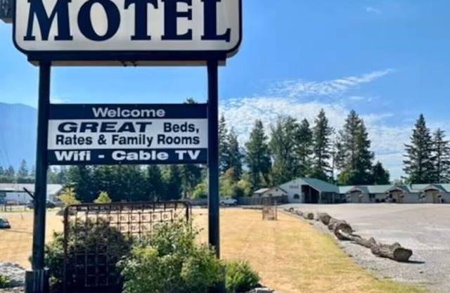 #26 TWO QUEEN BEDS in hotel with WiFi, AC in enchanting C. Falls. 20 mi to GNP