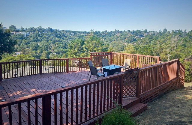 2702 Monte Cresta Dr