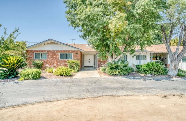 2730 W Bullard XLARGE · X-Large Spacious Delux House ★ Fastest Wi-Fi