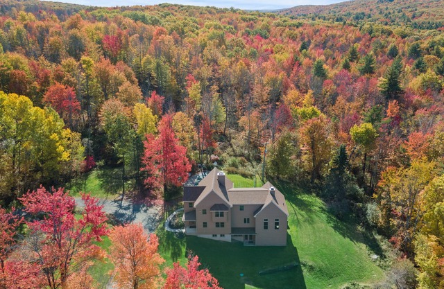 28 Acre Private Luxury Chalet-Hot Tub-Heated Pool-Game Rooms-16 ppl-pet friendly