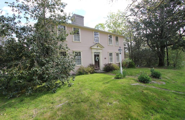 2828 Main Street - Antique Charm: 5BR Historic Home, Modern Amenities