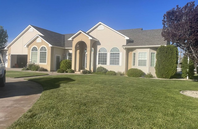 2Acre Private, Spacious Custom Built Country Home