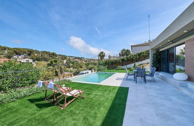 2AGN02 - Modern house with private pool located in a residential area.