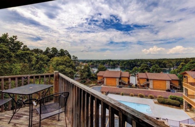 2B / 2B Lake View Condo