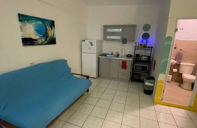 2B - Breezy 1bdrm by Crashboat beach, sleeps 3