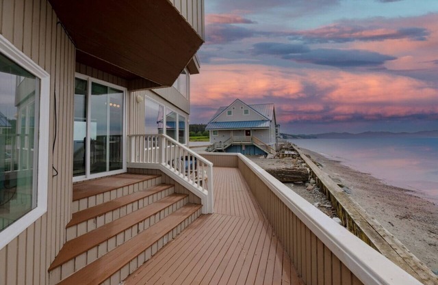 2b1.5b Unit w/ Stunning Water View @Oak Harbor