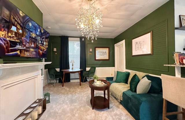 2 bedroom Apartment free Parking at Hale House
