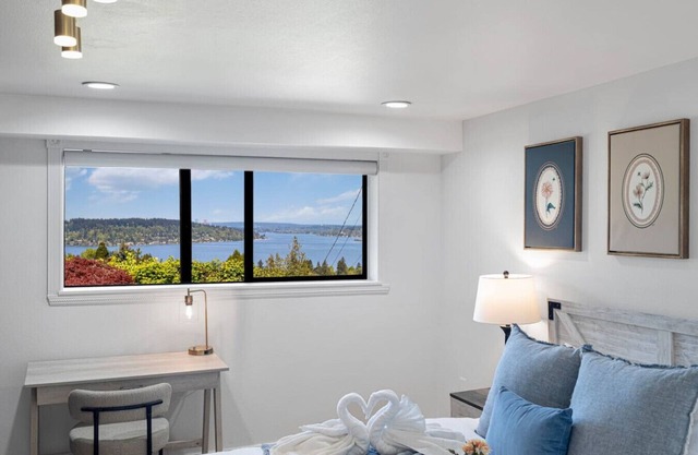 2b1b Gorgeous Lake View Unit close to Airport