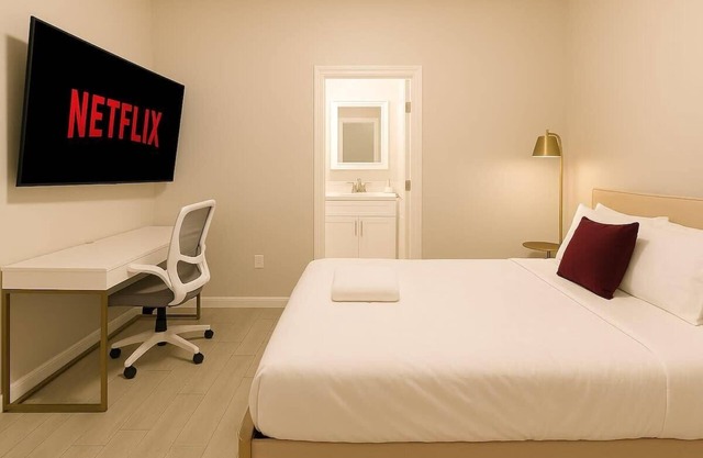 2B2B w/ Free Parking, & Premium Beds in Glendale