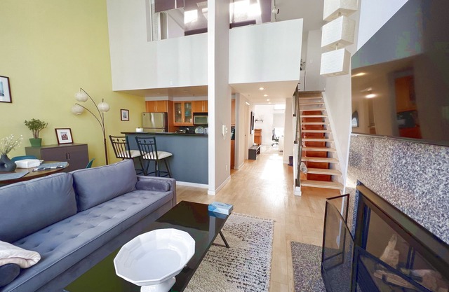 2b2b Sunny and Spacious Loft w/ dedicated parking! SOMA city heart
