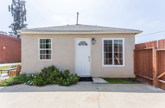 2BD~1BA Home w/ Parking and 1/2Acre Yard Space -20 min to Disney& Knott's