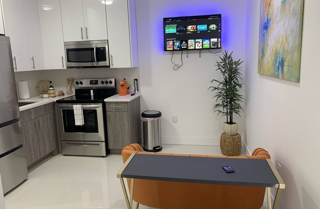 2BD Adorable Apt mins fromWynwood, Design District, & Beaches!