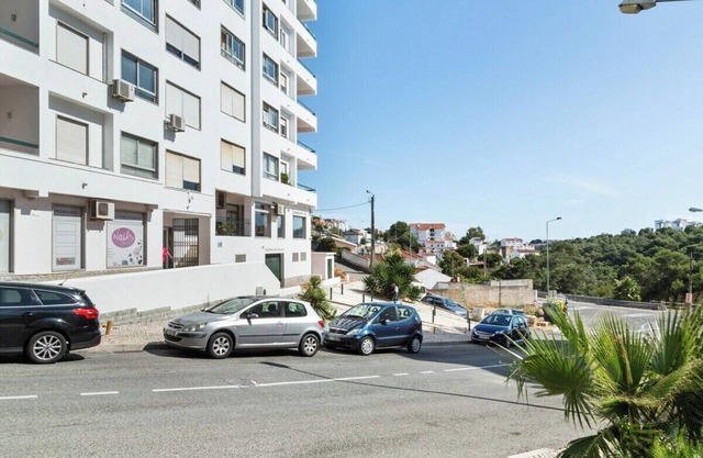 Lovely 2 Bed Apt w/Terrace nr Cascais